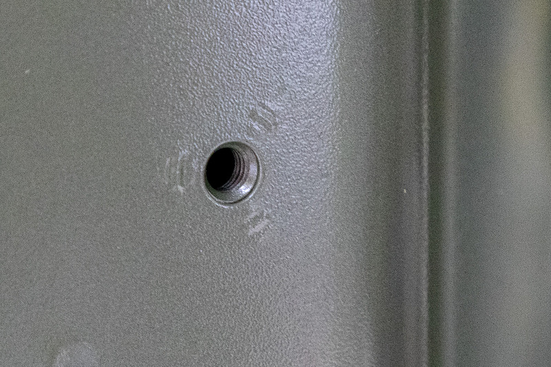 ビスを抜いた状態。M6のネジが切ってある