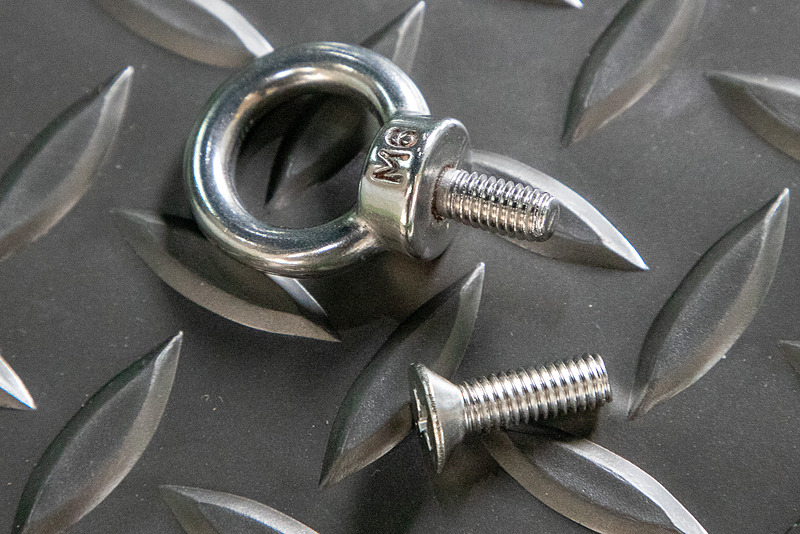 別で購入して置いたネジ。Dリングに合わせてM6サイズの皿ネジで首下は20mmとしたが、ここはもっと短くてもよかった。アイボルトの首下は12mmだ
