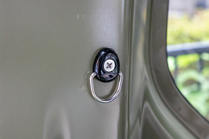 Dリング本体の穴にネジを入れてユーティリティナットに固定すれば終了。2番のサイズのプラスドライバーがあればできる