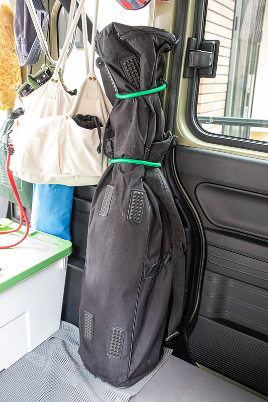 ゴムを使って三脚入りバッグを固定した状態。今のところ不具合はないが、用意したゴムバンドが短すぎて引っかけにくいのでこれは買い換えだ