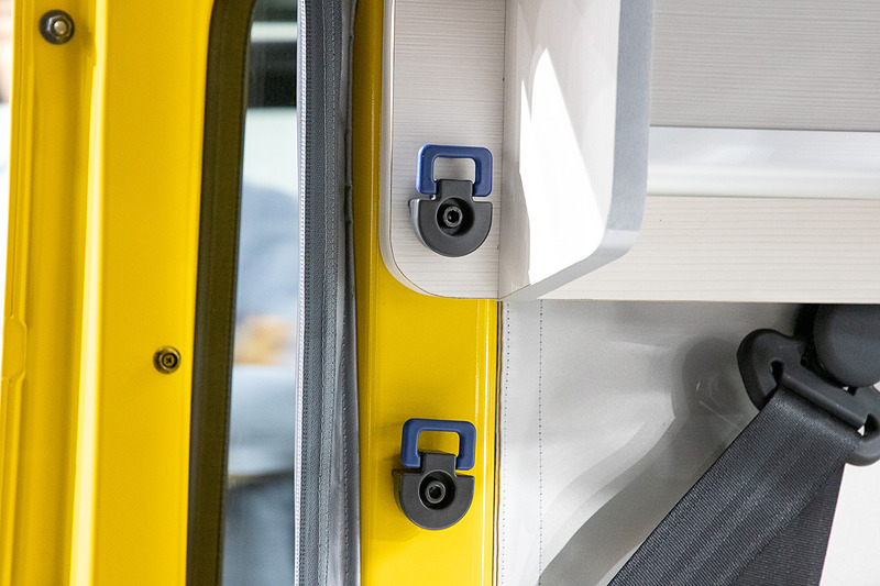 これは前回に紹介したホワイトハウス製のN-VANキャンパーに付いていたフック