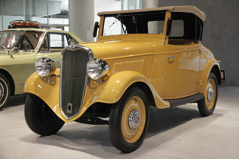 ダットサン 14型ロードスター。車両寸法：2790×1190mm（全長×全幅）、ホイールベース：2005mm。車両重量：550kg。サスペンション：横置きリーフ・縦置きリーフ（前・後）。ブレーキ：ロッド式ドラム・ロッド式ドラム（前・後）。タイヤ：4.00-24（外形表示）バルーン。エンジン型式：7型（直4 サイドバルブ）。排気量：722cc。最高出力：11kW（15PS）/3600rpm