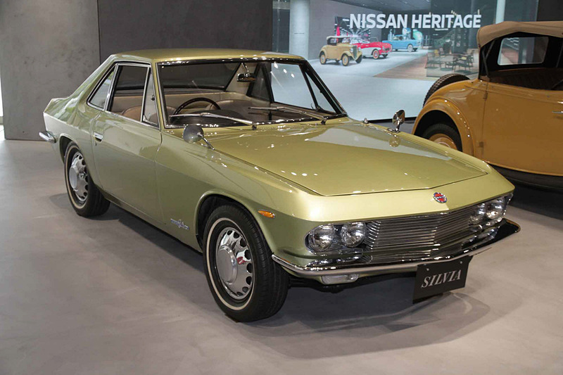 シルビア（1966年：CSP311型）。車両寸法：3985×1510×1275mm（全長×全幅×全高）、ホイールベース：2280mm。車両重量：980kg。サスペンション：ダブルウィッシュボーン・縦置きリーフ（前・後）。ブレーキ：ディスク・ドラム（前・後）。タイヤ：5.60-14-4P。エンジン型式：R型（直4 OHV・SUツインキャブ）。排気量：1595cc。最高出力：66kW（90PS）/6000rpm、最大トルク：132Nm（13.5kgfm）/4000rpm