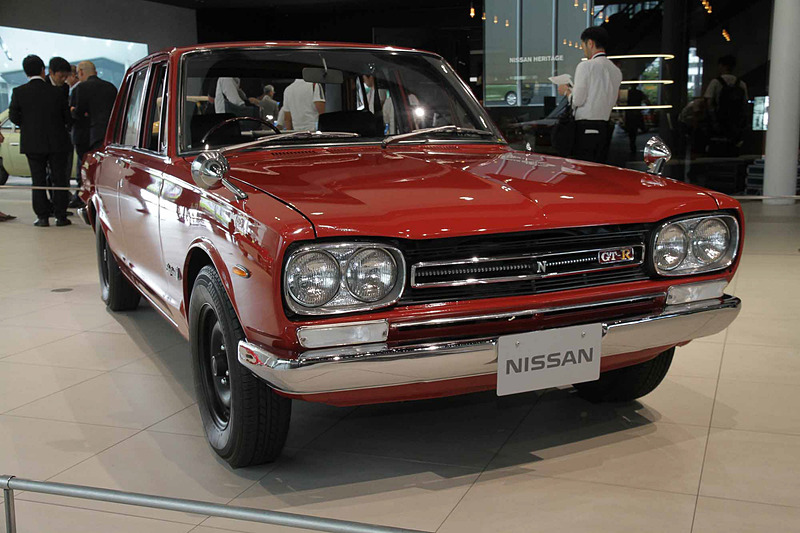 スカイライン 2000GT-R（1969年：PGC10型）。車両寸法：4395×1610×1385mm（全長×全幅×全高）、ホイールベース：2640mm。車両重量：1120kg。サスペンション：ストラット・セミトレーリングアーム（前・後）。ブレーキ：ディスク・ドラム（前・後）。タイヤ：6.45H-14-4PR。エンジン型式：S20型。排気量：1989cc。最高出力：118kW（160PS）/7000rpm、最大トルク：177Nm（18.0kgfm）/5600rpm