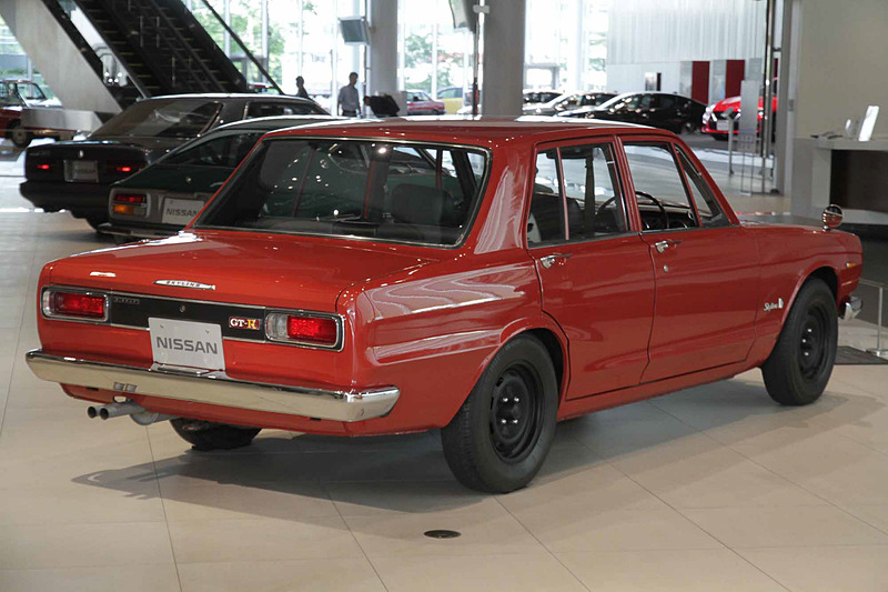 スカイライン 2000GT-R（1969年：PGC10型）。車両寸法：4395×1610×1385mm（全長×全幅×全高）、ホイールベース：2640mm。車両重量：1120kg。サスペンション：ストラット・セミトレーリングアーム（前・後）。ブレーキ：ディスク・ドラム（前・後）。タイヤ：6.45H-14-4PR。エンジン型式：S20型。排気量：1989cc。最高出力：118kW（160PS）/7000rpm、最大トルク：177Nm（18.0kgfm）/5600rpm