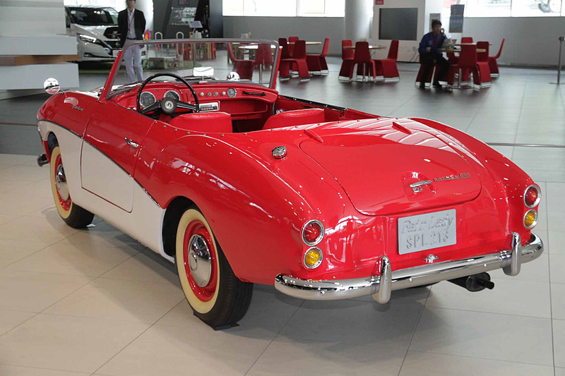 ダットサン フェアレディ 1200。車両寸法：4025×1475×1365mm（全長×全幅×全高）、ホイールベース：2220mm。車両重量：890kg。サスペンション：4輪半楕円リーフ＋リジッド（前・後）。ブレーキ：ドラム・ドラム（前・後）