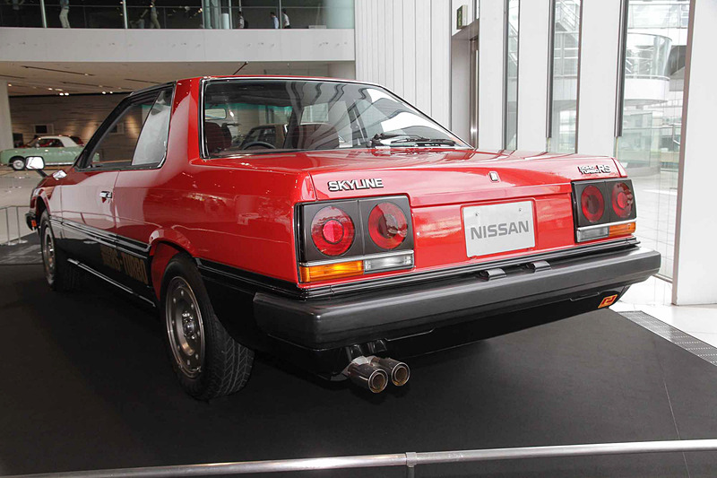スカイライン ハードトップ 2000 ターボRS(1983年:KDR30)。車両寸法:4595×1665×1360mm(全長×全幅×全高)、ホイールベース:2615mm。車両重量:1175kg。サスペンション:ストラット・セミトレーリングアーム(前・後)。ブレーキ:ベンチレーテッドディスク・ディスク(前・後)。タイヤ:195/60R15 86H。エンジン型式:FJ20型(直4 DOHC ターボ)。排気量:1990cc。最高出力:140kW(190PS)/6400rpm、最大トルク:225Nm(23.0kgfm)/4800rpm