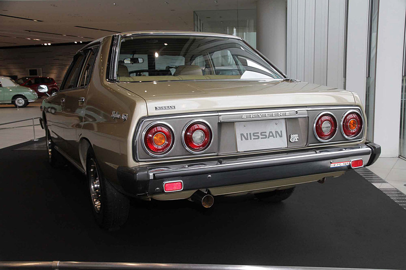 スカイライン 2000GT-E・L（1979年：HGC211）。車両寸法：4600×1625×1390mm（全長×全幅×全高）、ホイールベース：2615mm。車両重量：1190kg。サスペンション：ストラット・セミトレーリングアーム（前・後）。ブレーキ：ディスク・ドラム（前・後）。タイヤ：185/70HR14。エンジン型式：L20E型（直6 OHC）。排気量：1998cc。最高出力：96kW（130PS）/6000rpm、最大トルク：167Nm（170kgfm）/4000rpm