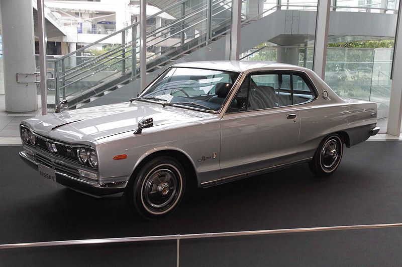 スカイライン ハードトップ 2000GT-X(1972年:KGC10)。車両寸法:4330×1595×1375mm(全長×全幅×全高)、ホイールベース:2570mm。車両重量:1115kg。サスペンション:ストラット・セミトレーリングアーム(前・後)。ブレーキ:ディスク・ドラム(前・後)。タイヤ:6.45S-14-4PR。エンジン型式:L20型(直6 OHC・SUツインキャブ)。排気量:1998cc。最高出力:96kW(130PS)/6000rpm、最大トルク:172Nm(17.5kgfm)/4400rpm