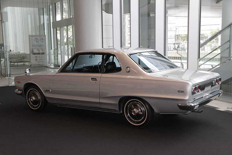スカイライン ハードトップ 2000GT-X(1972年:KGC10)。車両寸法:4330×1595×1375mm(全長×全幅×全高)、ホイールベース:2570mm。車両重量:1115kg。サスペンション:ストラット・セミトレーリングアーム(前・後)。ブレーキ:ディスク・ドラム(前・後)。タイヤ:6.45S-14-4PR。エンジン型式:L20型(直6 OHC・SUツインキャブ)。排気量:1998cc。最高出力:96kW(130PS)/6000rpm、最大トルク:172Nm(17.5kgfm)/4400rpm