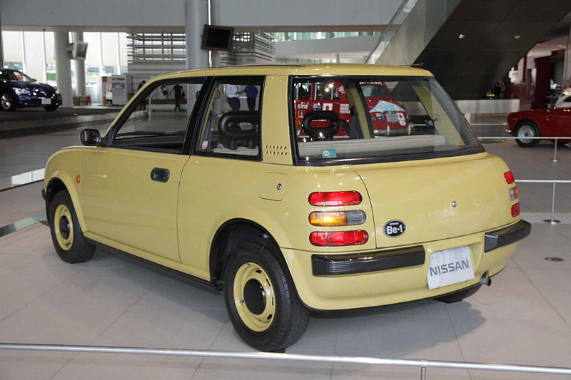 Be-1（1987年：BK10型）。車両寸法：3635×1580×1395mm（全長×全幅×全高）、ホイールベース：2300mm。車両重量：700kg。サスペンション：ストラット・4リンク（前・後）。ブレーキ：ディスク・ドラム（前・後）。タイヤ：165/70HR12。エンジン型式：MA10S型（直4 OHC）。排気量：987cc。最高出力：38kW（52PS）/6000rpm、最大トルク：74Nm（7.6kgfm）/3600rpm