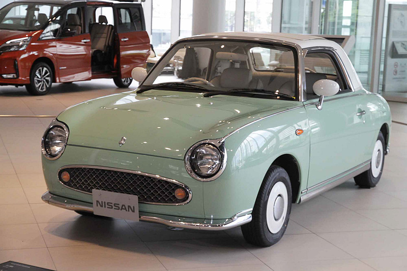 フィガロ（1991年：FK10型）。車両寸法：3740×1630×1365mm（全長×全幅×全高）、ホイールベース：2300mm。車両重量：810kg。サスペンション：ストラット・4リンクコイル（前・後）。ブレーキ：ベンチレーテッドディスク・ドラム（前・後）。タイヤ：165/70R12 77H。エンジン型式：MA10ET型。排気量：987cc。最高出力：55.9kW（76PS）/6000rpm、最大トルク：105.9Nm（10.8kgfm）/4400rpm