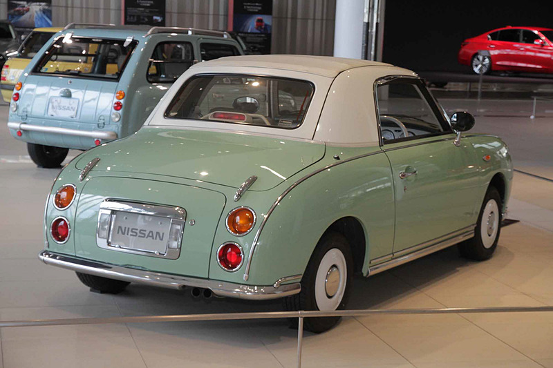 フィガロ（1991年：FK10型）。車両寸法：3740×1630×1365mm（全長×全幅×全高）、ホイールベース：2300mm。車両重量：810kg。サスペンション：ストラット・4リンクコイル（前・後）。ブレーキ：ベンチレーテッドディスク・ドラム（前・後）。タイヤ：165/70R12 77H。エンジン型式：MA10ET型。排気量：987cc。最高出力：55.9kW（76PS）/6000rpm、最大トルク：105.9Nm（10.8kgfm）/4400rpm