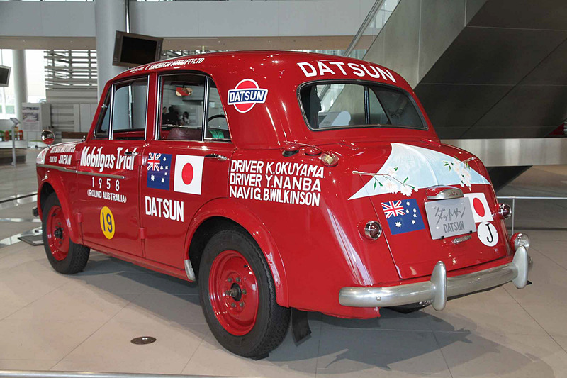 ダットサン 1000 セダン 富士号（1958年：210型）。車両寸法：3860×1466×1535mm（全長×全幅×全高）、ホイールベース：2220mm。車両重量：925kg。サスペンション：縦置リーフ・縦置リーフ（前・後）。ブレーキ：ドラム・ドラム（前・後）。タイヤ：5.00-15-4PR。エンジン型式：C型（直4 OHV）。排気量：988cc。最高出力：25kW（34PS）/4400rpm、最大トルク：65Nm（6.6kgfm）/2400rpm