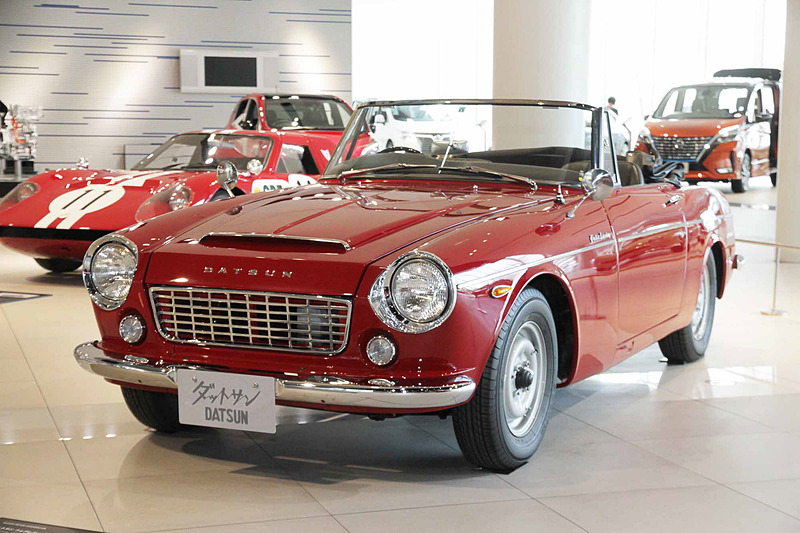 ダットサン フェアレディ 1500（1965年：SP310型）。車両寸法：3910×1495×1305mm（全長×全幅×全高）、ホイールベース：2280mm。車両重量：910kg。サスペンション：ダブルウィッシュボーン・縦置リーフ（前・後）。ブレーキ：ドラム・ドラム（前・後）。タイヤ：5.60-13 4P。エンジン型式：G型（直4 OHV・SUツインキャブ）。排気量：1488cc。最高出力：59kW（80PS）/5600rpm、最大トルク：118Nm（12.0kgfm）/4000rpm