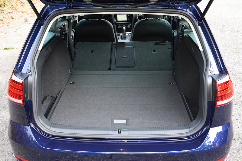 ラゲッジスペースは凹凸がなく有効活用できるのが好印象