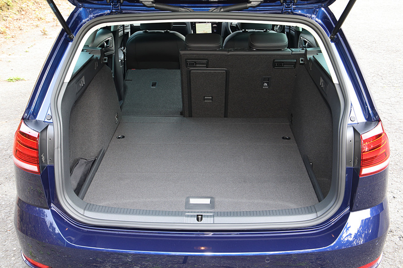 ラゲッジスペースは凹凸がなく有効活用できるのが好印象