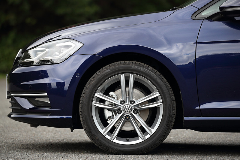 足下は17インチアルミホイールにブリヂストン「TURANZA T001」（タイヤサイズは225/45R17）の組み合わせ