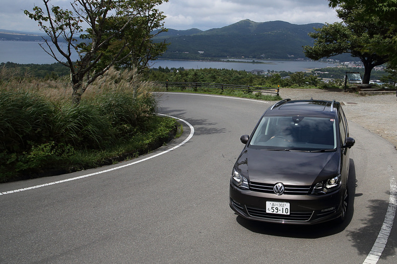 フォルクスワーゲンは10月1日にゴルフ、ゴルフ ヴァリアント、シャランにTDIモデルを追加して発売する。写真は「シャラン TDI highline」(529万6000円。消費税10%込み)で、ボディサイズは4855×1910×1765mm(全長×全幅×全高)、ホイールベースは2920mm。搭載する直列4気筒DOHC 2.0リッターディーゼルターボ「DLU」型エンジンは最高出力130kW(177PS)/3500-4000rpm、最大トルク380Nm(38.8kgfm)/1750-3250rpmを発生。WLTCモード燃費は14.0km/L