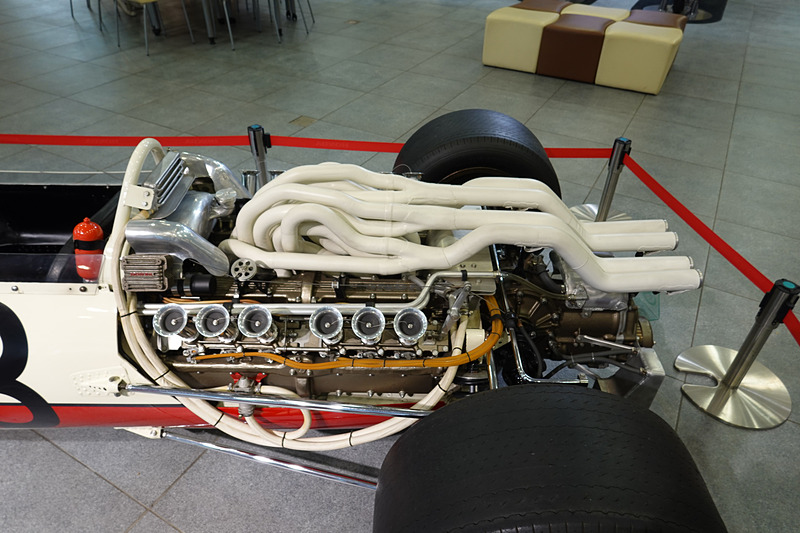 RA273の見どころであるV型12気筒3.0リッター自然吸気エンジン。うねる排気管やホンダらしいカムカバーなど見ていて飽きない。コクピットもシンプル