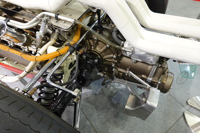 RA273の見どころであるV型12気筒3.0リッター自然吸気エンジン。うねる排気管やホンダらしいカムカバーなど見ていて飽きない。コクピットもシンプル