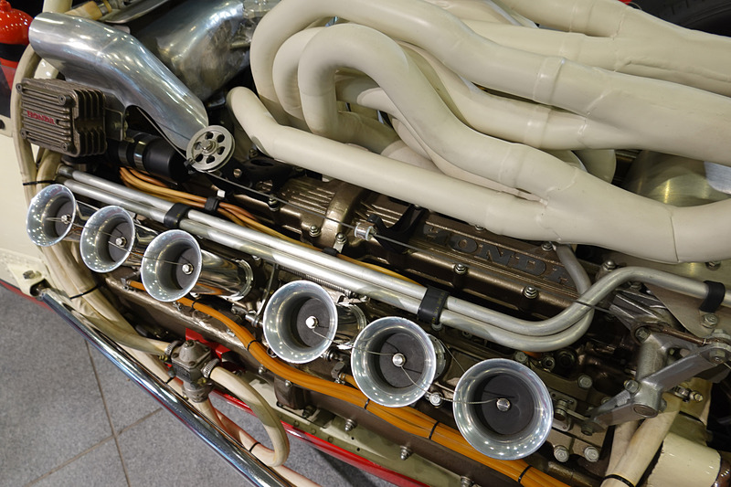 RA273の見どころであるV型12気筒3.0リッター自然吸気エンジン。うねる排気管やホンダらしいカムカバーなど見ていて飽きない。コクピットもシンプル