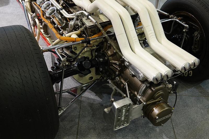 RA273の見どころであるV型12気筒3.0リッター自然吸気エンジン。うねる排気管やホンダらしいカムカバーなど見ていて飽きない。コクピットもシンプル