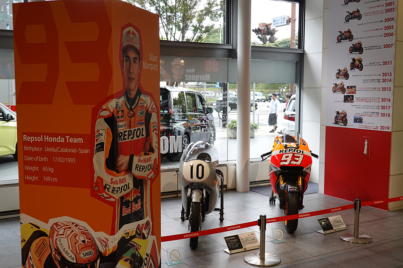 窓側にはMotoGPマシンなどを展示