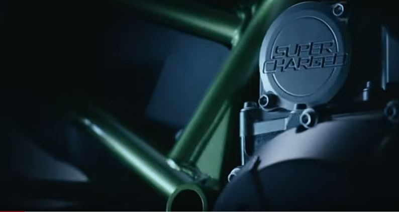 「SUPER CHARGED」を示すパーツ