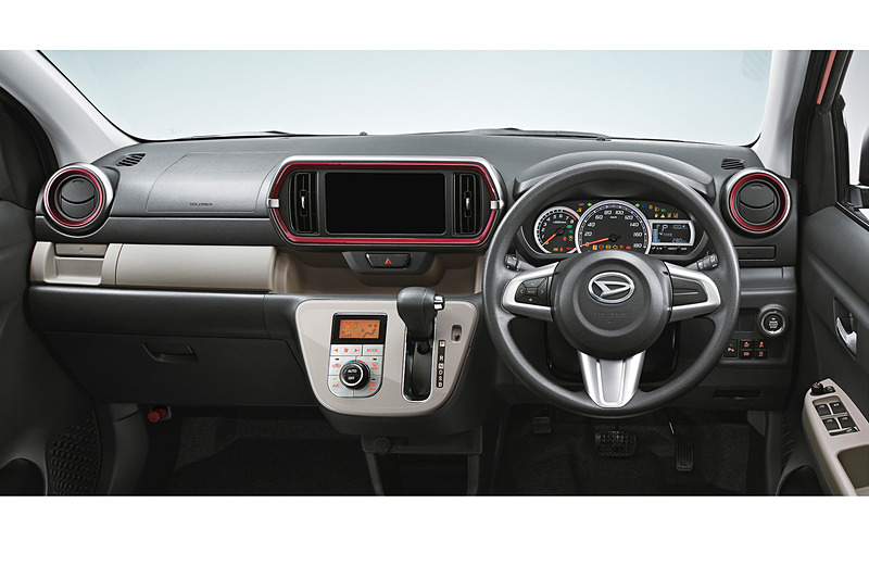 ブーン スタイル“ホワイトリミテッドSA III”のインテリア。シフトレバーボタンやインナードアハンドルにメッキ加飾が施され、パノラマモニター対応純正ナビ装着用アップグレードパックを特別装備