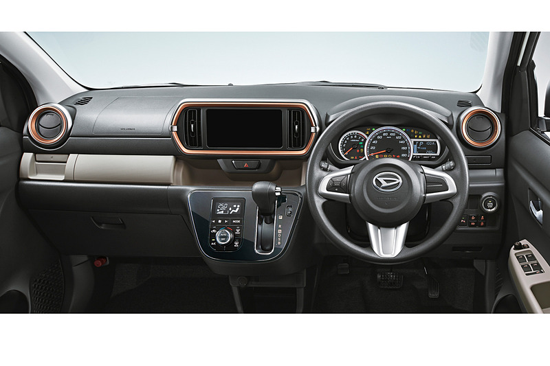 “ブラックリミテッドSA IIIはインテリアも大きく変わり、ブーン シルク用のスエード調トリコットをシート表皮に採用。シルバー＋カッパー色のエアコンレジスター＆オーディオパネル加飾なども特別装備する