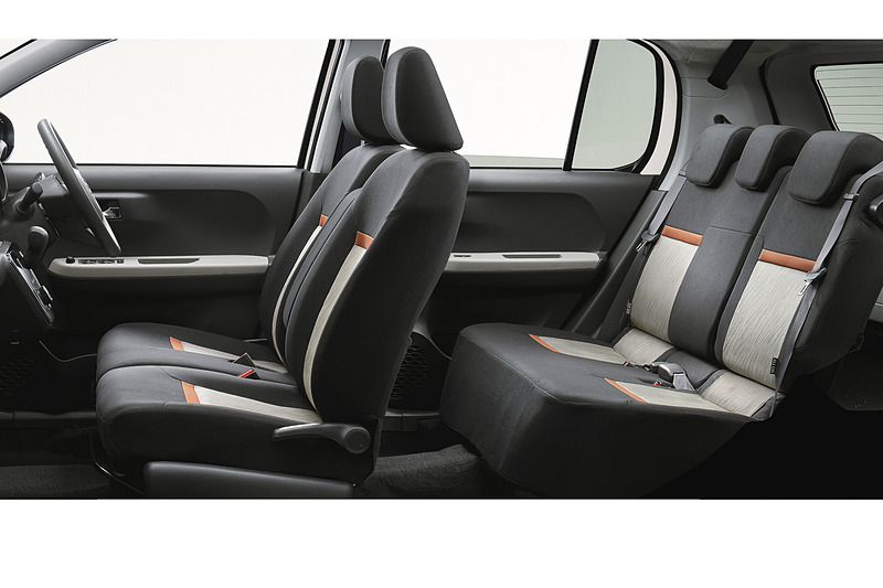 “ブラックリミテッドSA IIIはインテリアも大きく変わり、ブーン シルク用のスエード調トリコットをシート表皮に採用。シルバー＋カッパー色のエアコンレジスター＆オーディオパネル加飾なども特別装備する