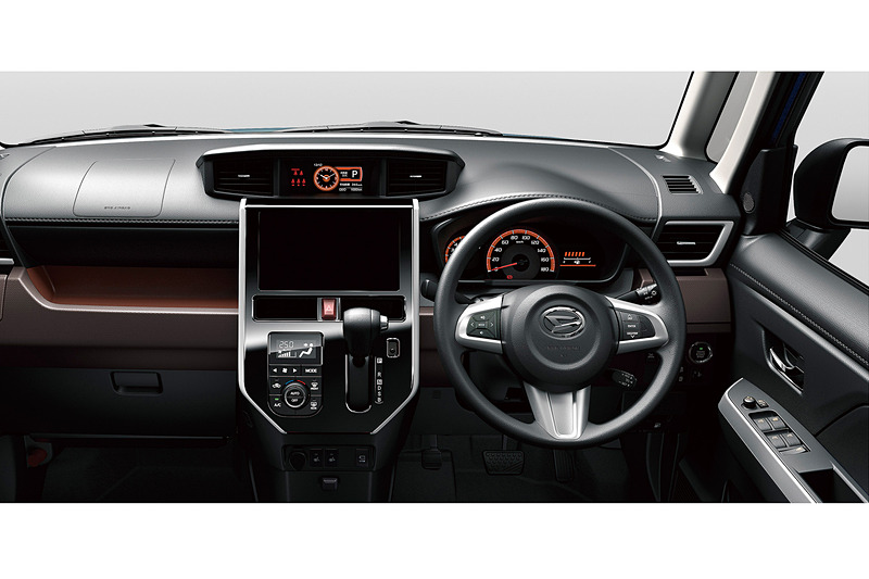 インテリアのパネル類をピアノブラックに変え、エアコンレジスターノブやインナードアハンドルにメッキ加飾を与えて上質感を高めた