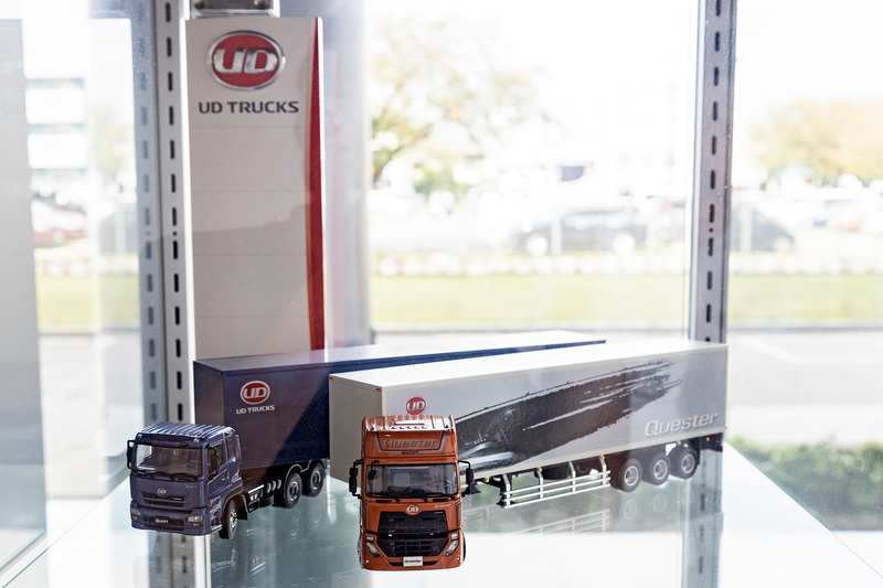 UDトラックスオリジナルのスケールモデルなどを現場で販売するとのこと