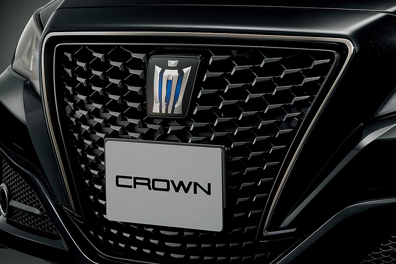 通常はシルバーのメッキが施される「フロントグリルモール」をスモークメッキに変更