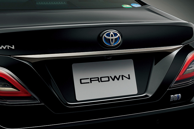 トランクリッドの「リアライセンスガーニッシュ」もシルバーのメッキからスモークメッキに変更