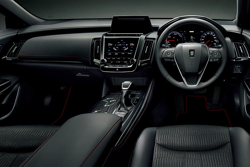 インテリアではブラックをベースに、レッドステッチをアクセントとして使ってスポーティさを強調