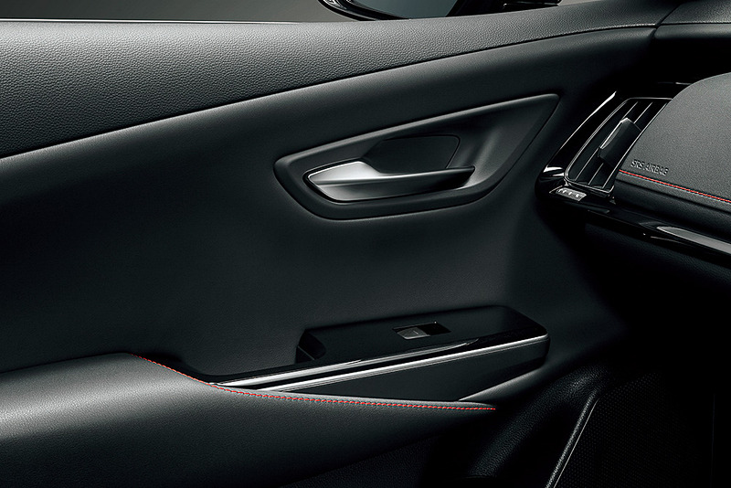 インテリアではブラックをベースに、レッドステッチをアクセントとして使ってスポーティさを強調