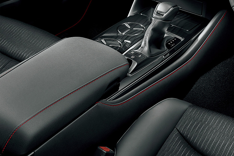 インテリアではブラックをベースに、レッドステッチをアクセントとして使ってスポーティさを強調
