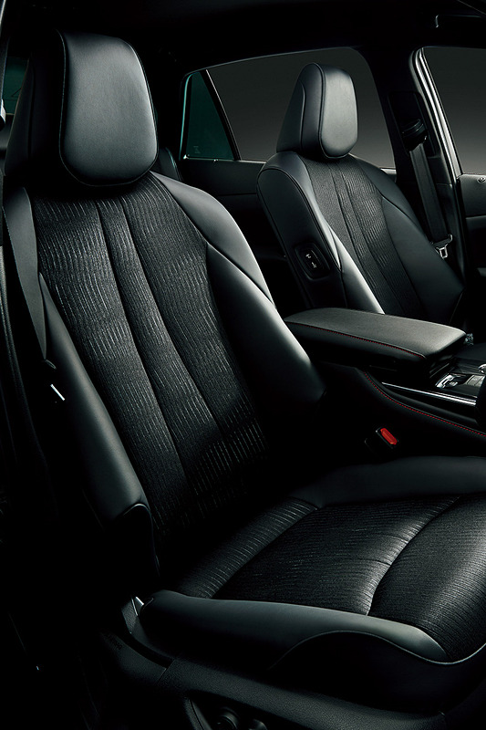 シートはファブリック＋合成皮革の上質シート（左）を標準装備。オプションでレッドステッチが施された本革シート（中央）も選択可能