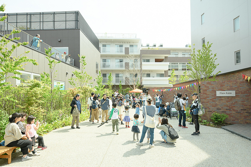 レンガ壁による広場創出と余白のデザイン「コトニアガーデン新川崎」ジェイアール東日本都市開発＋リライト