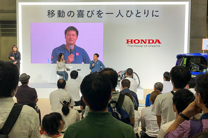 国際福祉機器展（H.C.R）2019で、ホンダブースでのトークショーに登場した世界的に活躍する車いすプロテニスプレーヤーの国枝慎吾選手。私はそのお相手を務めさせていただき、目の前でバックハンドを披露してもらったり、自らステアリングを握る「オデッセイ」の感想を聞いたり！　来年の東京パラリンピックへの意気込みなどもいただき、素晴らしい時間となりました