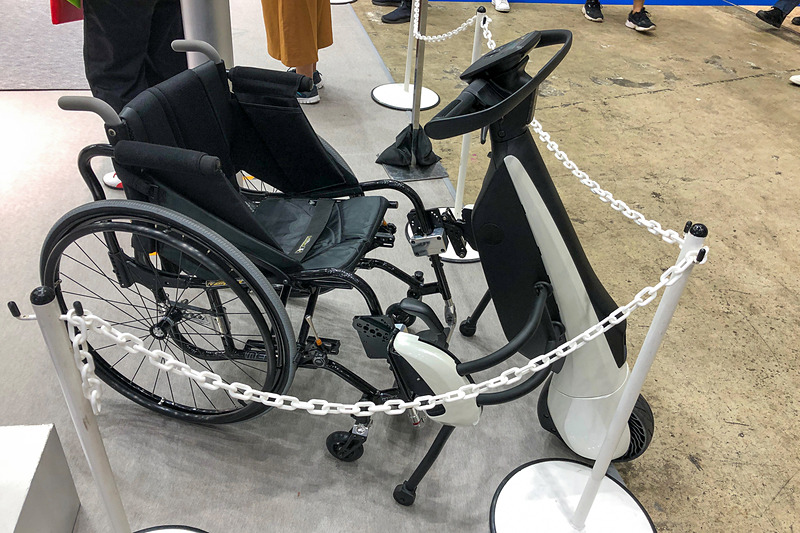 車いすに連結するタイプの歩行領域EVがトヨタブースに出展されていました。これは2017年の東京モーターショーにコンセプトとして出ていた「Concept-愛i WALK」がベースとなっているもので、1回2.5時間の充電で約20km走れるとのこと。希望者は試乗もでき、ハンドル操作などがとてもやりやすそうでしたよ