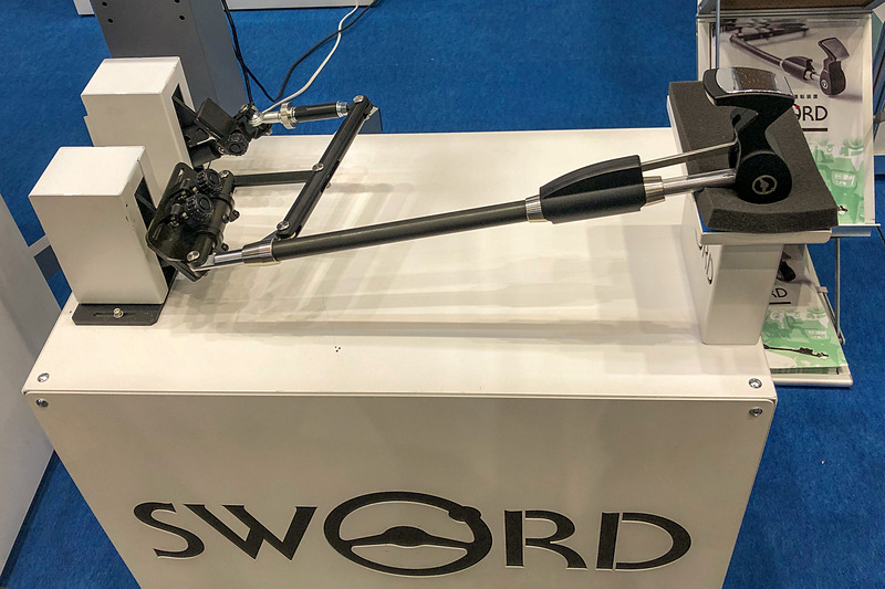 もし足に障害を負ってしまったとしても、いろんなクルマに乗る楽しみを奪われたくないな、と思う人にチェックしてほしいのが、持ち運びできる着脱式の手動運転装置「SWORD(ソード)」。今野製作所が出展しており、試しに使ってみたい人や旅行などで一時的に使いたい人に向けて、有料レンタル(最低7日から)も行なっているそうなので、購入前に1度試してみたいという人にも親切ですよね。これなら1台のクルマを家族と共有することもできるし、電車&レンタカーの旅もできるし、とてもいいと思います。ほとんどのクルマに装着可能ですが、詳細は購入の際に確認を