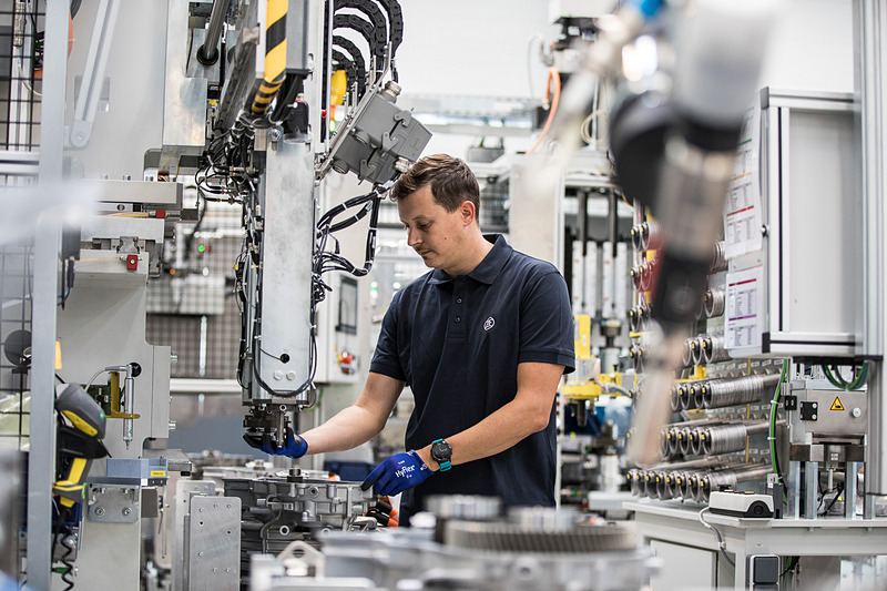 ローターにパーツを組み付けているところ。多くはロボットで組み付けなどが行なわれるが、人の手でも行なわれる