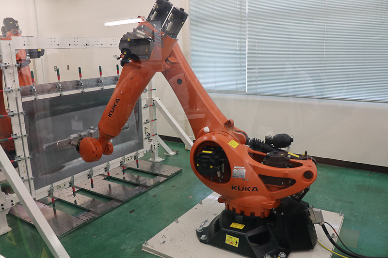 「対向式ダイレス成形」を行なっているロボット2台