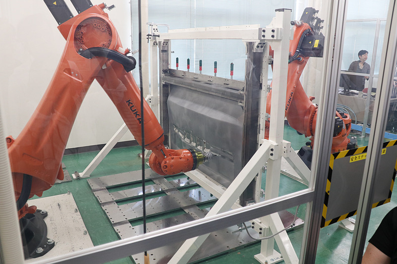 対向式ダイレス成形を実行中