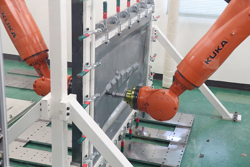 対向式ダイレス成形を実行中