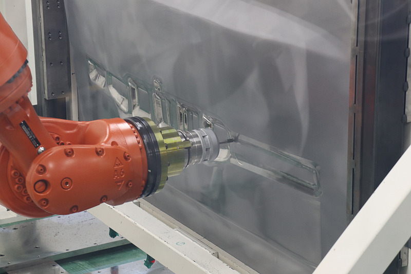 対向式ダイレス成形を実行中