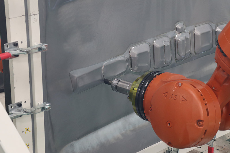 左の画像に対して30分が経過。新たに縦に形作られ、工具が当たったところの艶が変化している